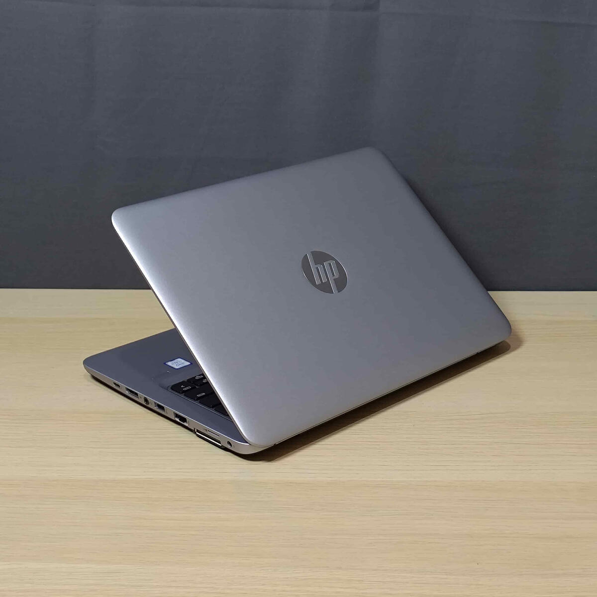 HP 840 G4 Belakang Kanan HP 840 G4 Belakang Kanan Butik Laptop
