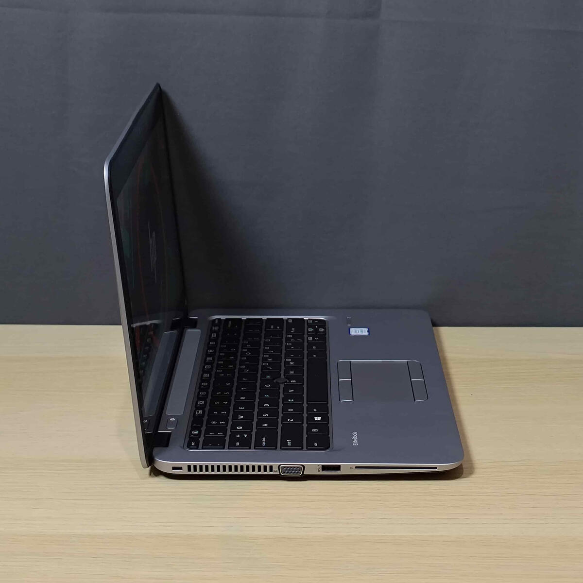 HP 840 G4 Samping Kanan HP 840 G4 Samping Kanan Butik Laptop