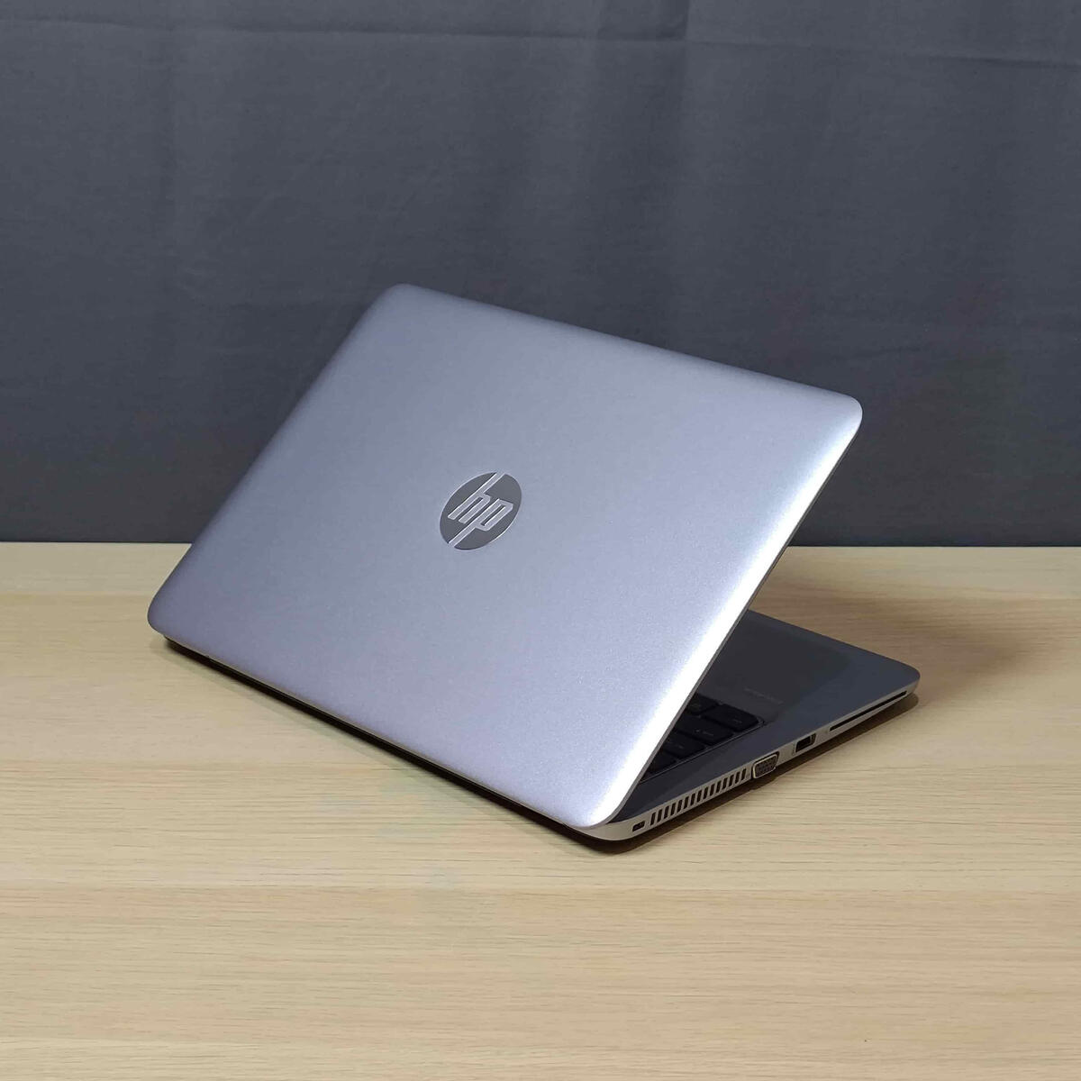 HP 840 G4 Belakang Kiri HP 840 G4 Belakang Kiri Butik Laptop